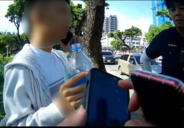 一查八條通緝！男子謊報身分遭警識破逮捕　友人探視竟也通緝並發現攜毒